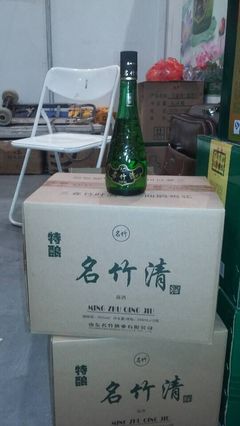 散白酒畅销炉火正旺，纯粮好酒就在卧红泉酒坊
