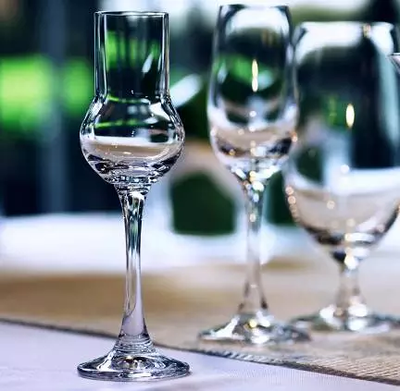 如何挑选适合各种酒类的酒杯？从基础知识到搭配技巧一网打尽！